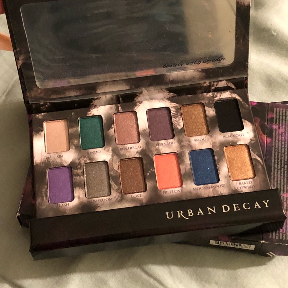 BRAND NEW, NEVER USED UD Eyeshadow Palette